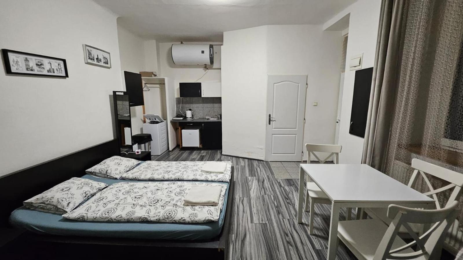 Small Apartment In Downtown For Groups Prága Kültér fotó